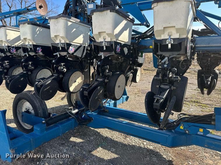 image for item DS3287 Kinze 3600 no-till planter