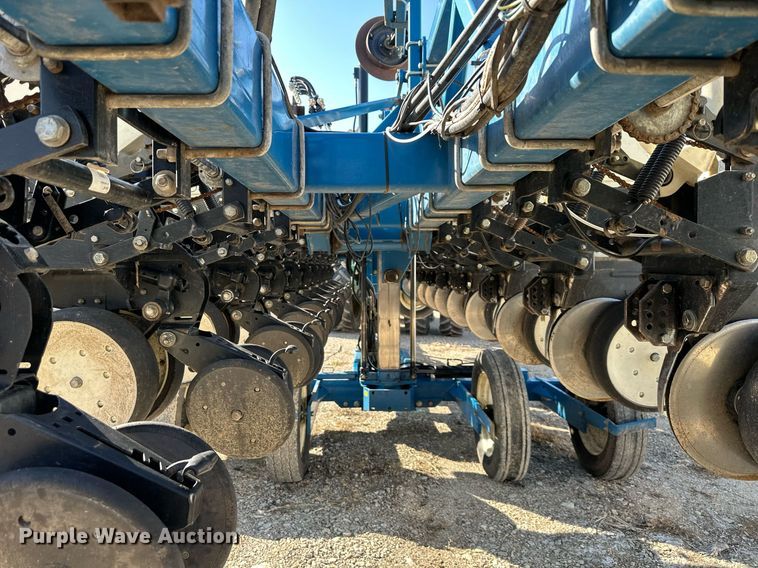 image for item DS3287 Kinze 3600 no-till planter