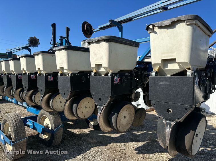 image for item DS3287 Kinze 3600 no-till planter