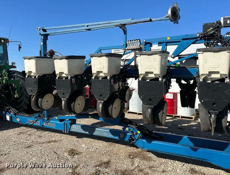 image for item DS3287 Kinze 3600 no-till planter