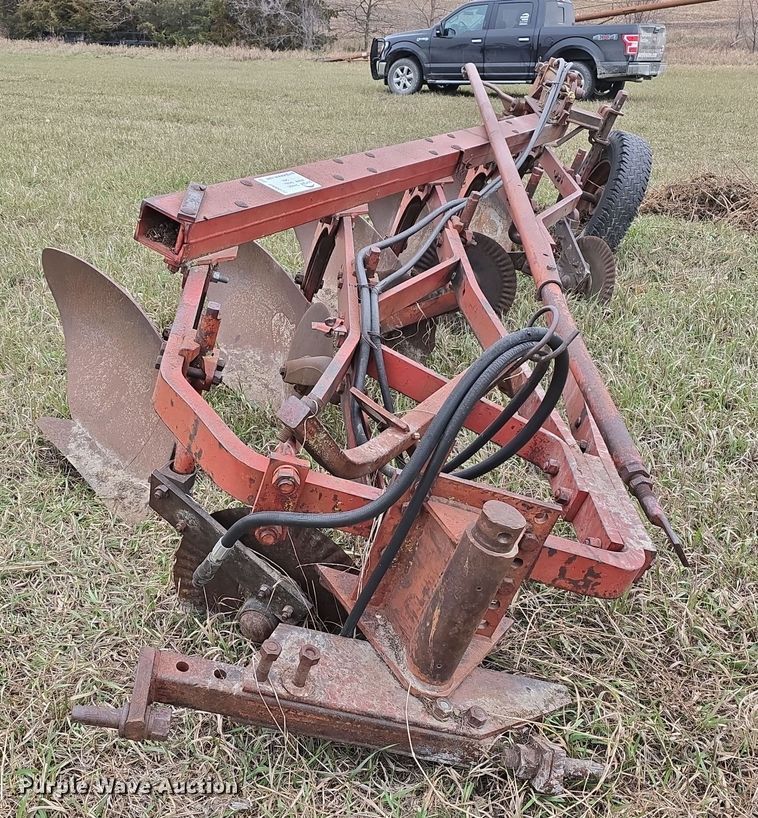 image for item DV0072 International 550 five bottom plow