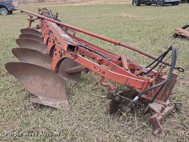 image for item DV0072 International 550 five bottom plow
