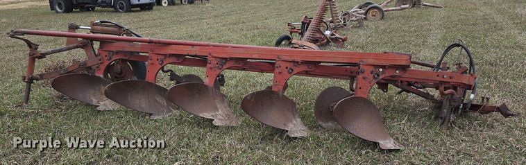 image for item DV0072 International 550 five bottom plow