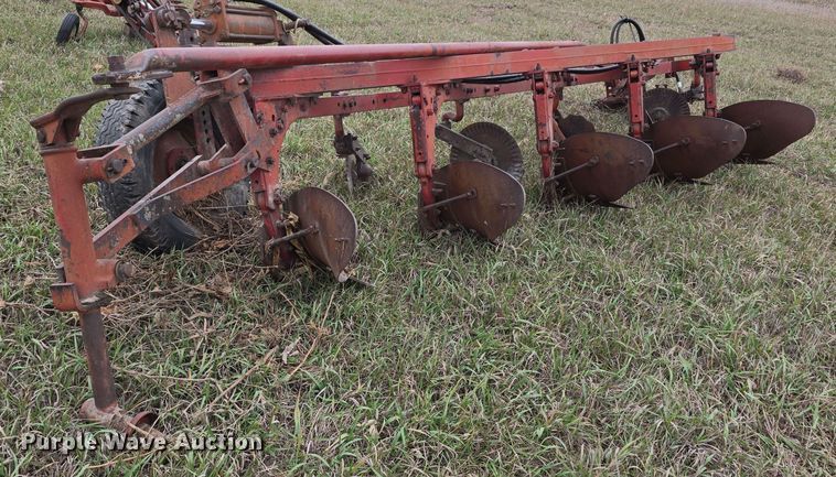 image for item DV0072 International 550 five bottom plow