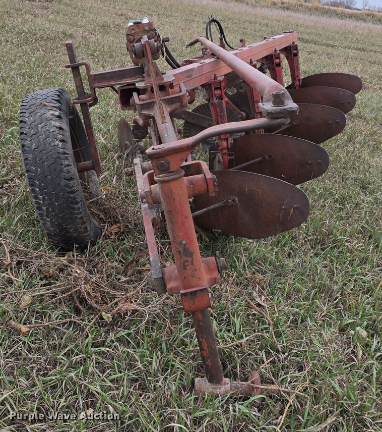 image for item DV0072 International 550 five bottom plow