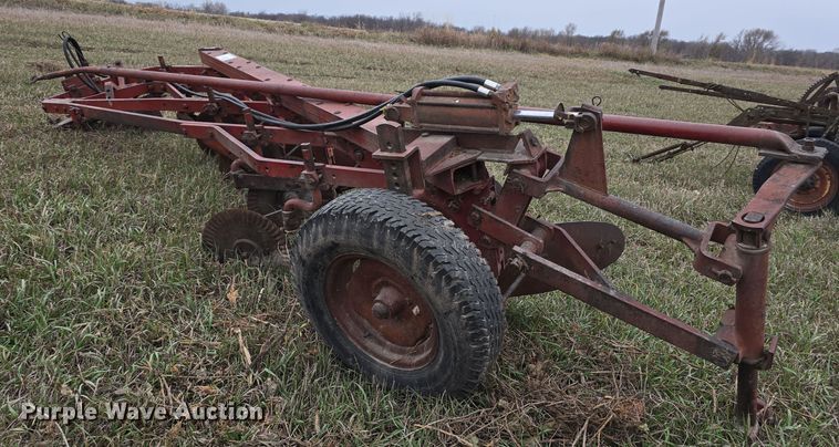 image for item DV0072 International 550 five bottom plow