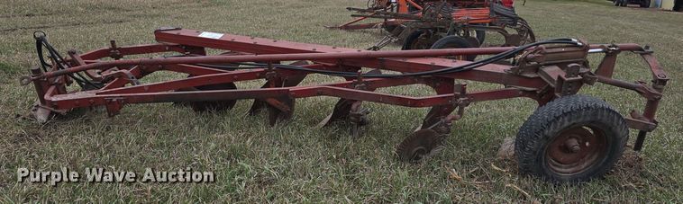 image for item DV0072 International 550 five bottom plow
