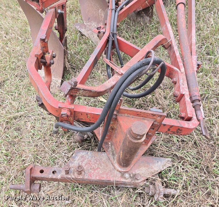 image for item DV0072 International 550 five bottom plow