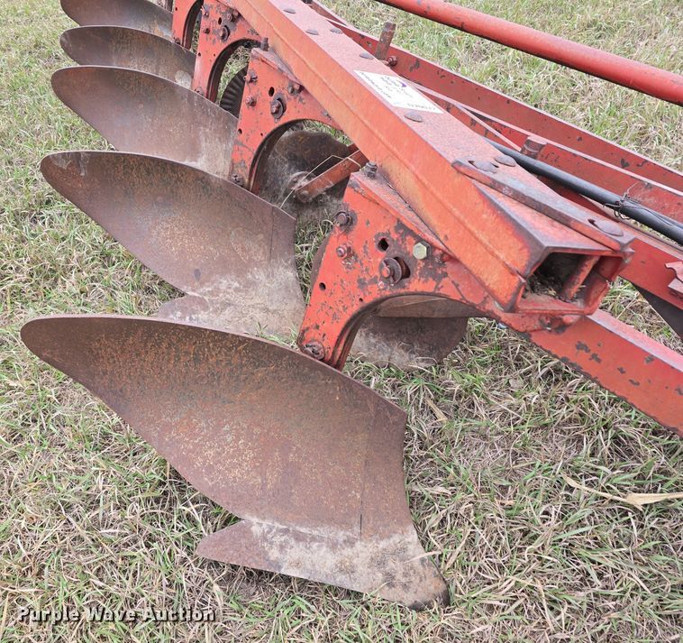 image for item DV0072 International 550 five bottom plow