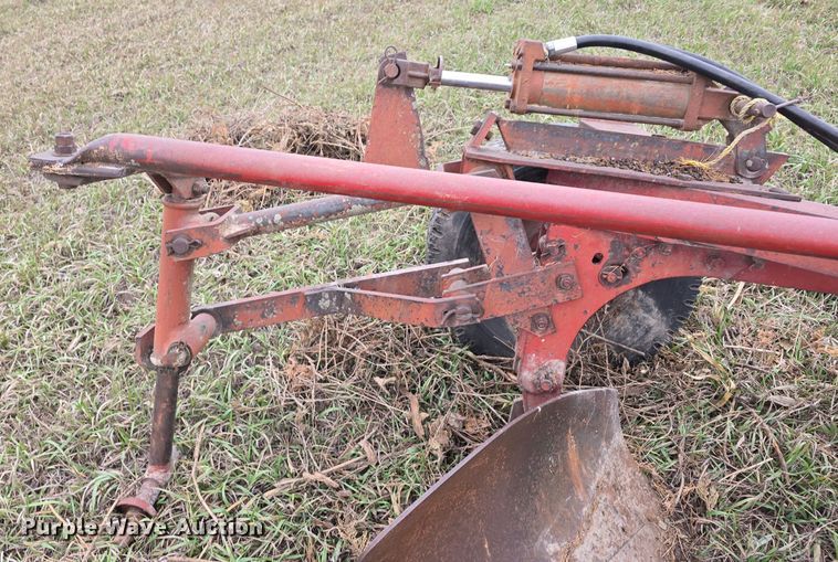 image for item DV0072 International 550 five bottom plow