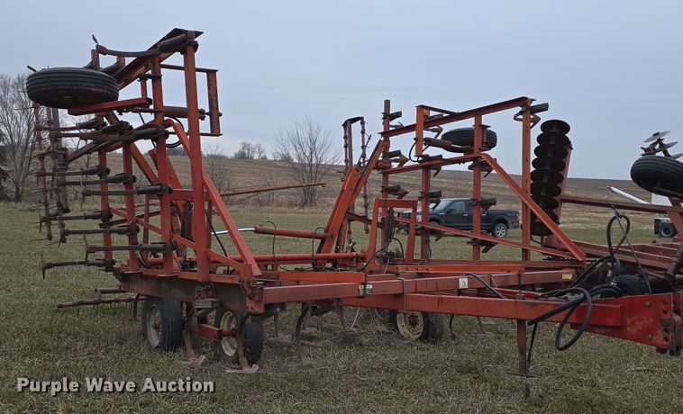 image for item DV0076 International 4500 Vibra Shank field cultivator