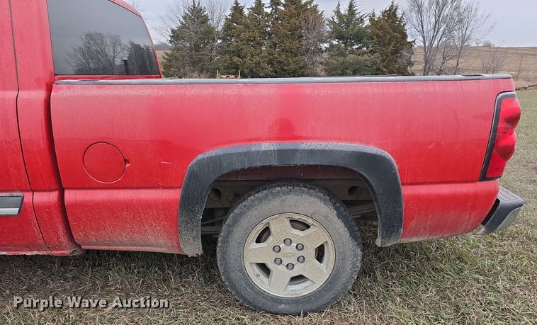 image for item DV0077 2005 Chevrolet Silverado 1500 Ext. Cab pickup truck