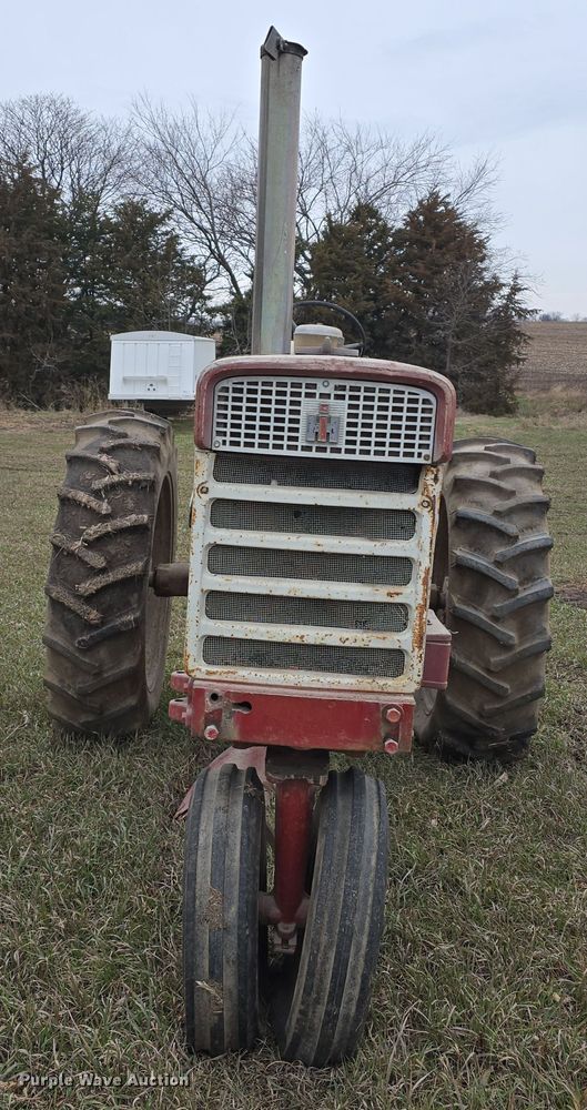 image for item DV0081 1960 International Harvester McCormick Farmall 460D tractor