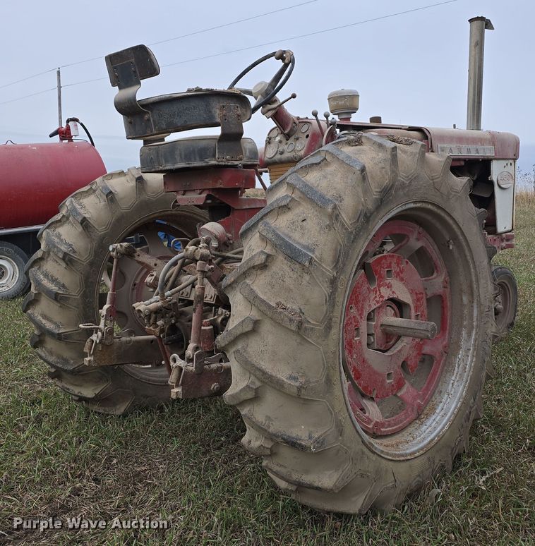 image for item DV0081 1960 International Harvester McCormick Farmall 460D tractor