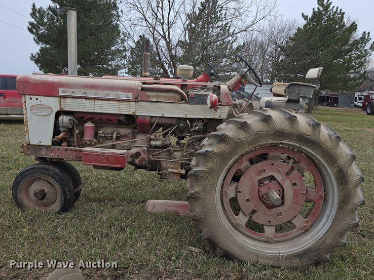 image for item DV0081 1960 International Harvester McCormick Farmall 460D tractor