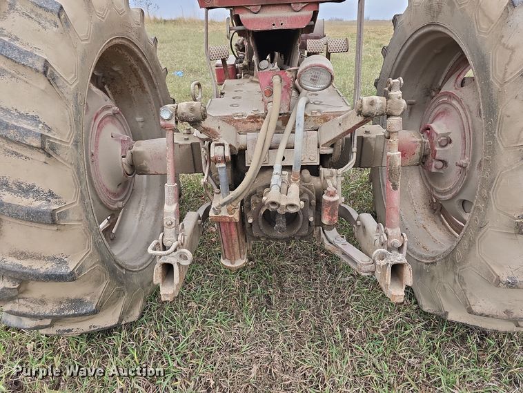 image for item DV0081 1960 International Harvester McCormick Farmall 460D tractor