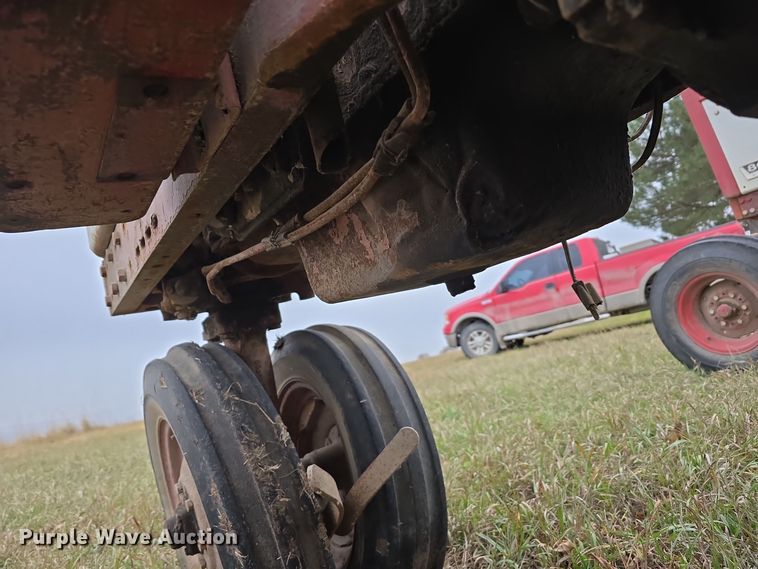 image for item DV0081 1960 International Harvester McCormick Farmall 460D tractor