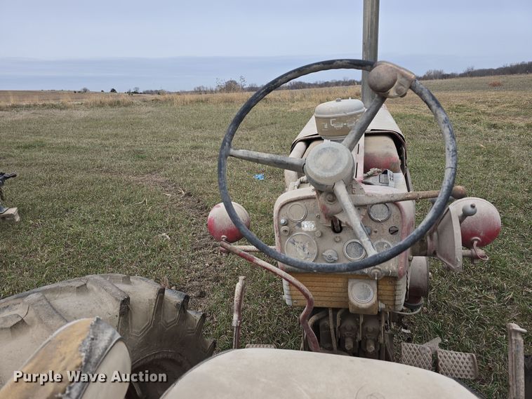 image for item DV0081 1960 International Harvester McCormick Farmall 460D tractor