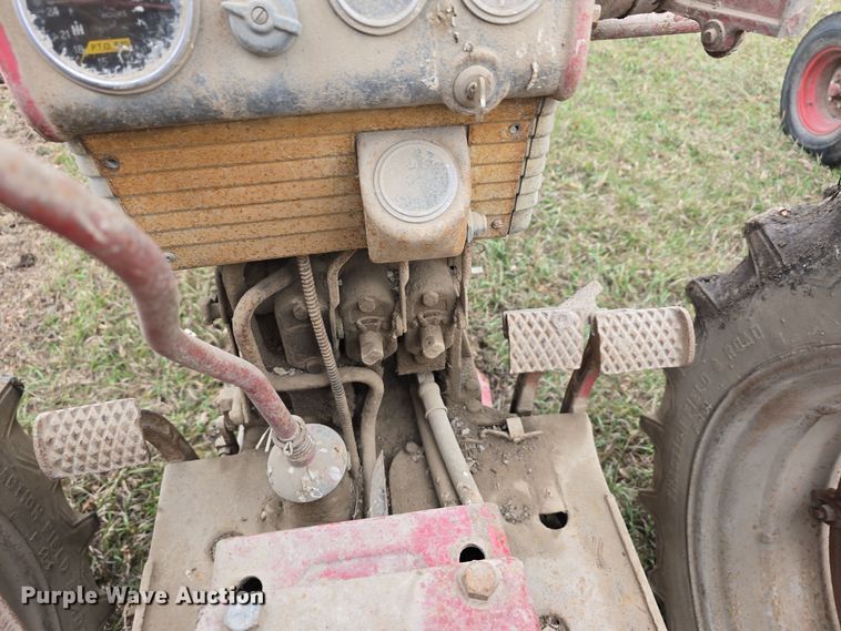 image for item DV0081 1960 International Harvester McCormick Farmall 460D tractor