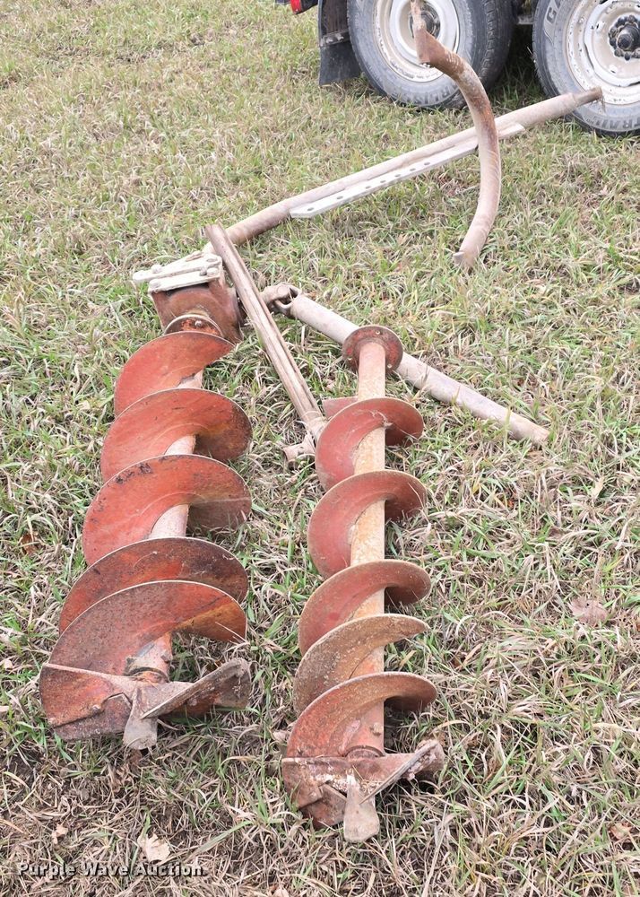 image for item DV0081 1960 International Harvester McCormick Farmall 460D tractor