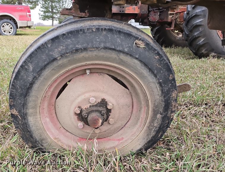 image for item DV0081 1960 International Harvester McCormick Farmall 460D tractor