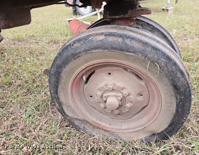 image for item DV0081 1960 International Harvester McCormick Farmall 460D tractor