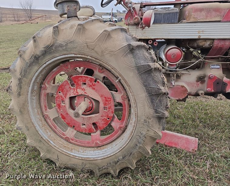 image for item DV0081 1960 International Harvester McCormick Farmall 460D tractor