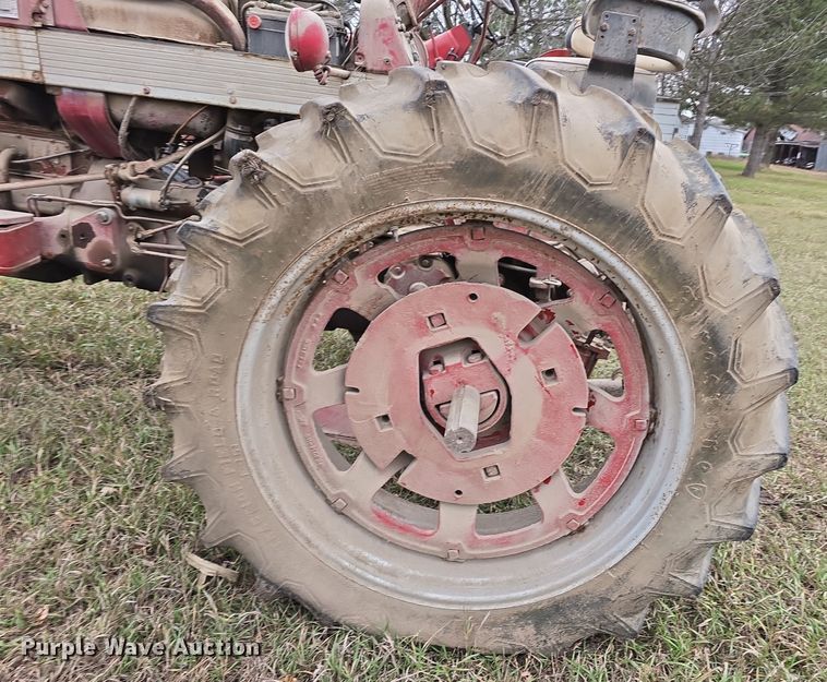 image for item DV0081 1960 International Harvester McCormick Farmall 460D tractor