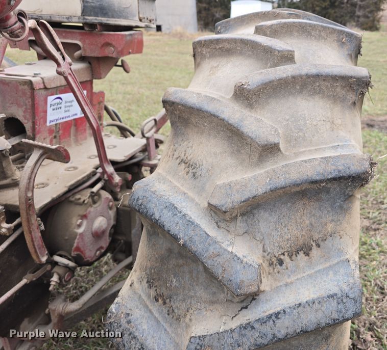 image for item DV0081 1960 International Harvester McCormick Farmall 460D tractor