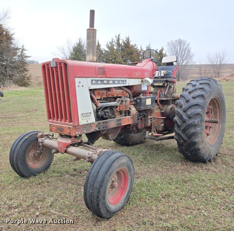 image for item DV0082 1967 International Harvester F806 D tractor
