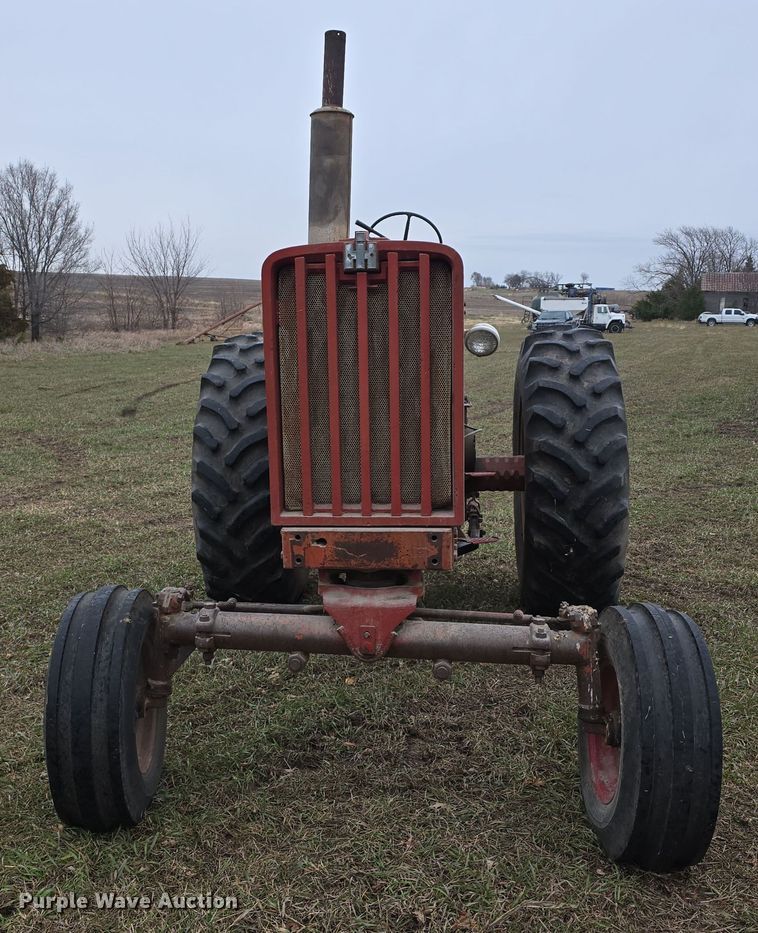 image for item DV0082 1967 International Harvester F806 D tractor