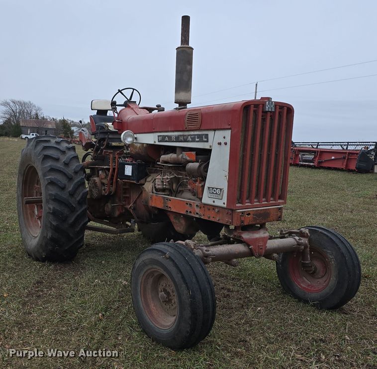 image for item DV0082 1967 International Harvester F806 D tractor