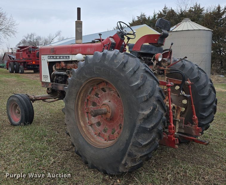 image for item DV0082 1967 International Harvester F806 D tractor