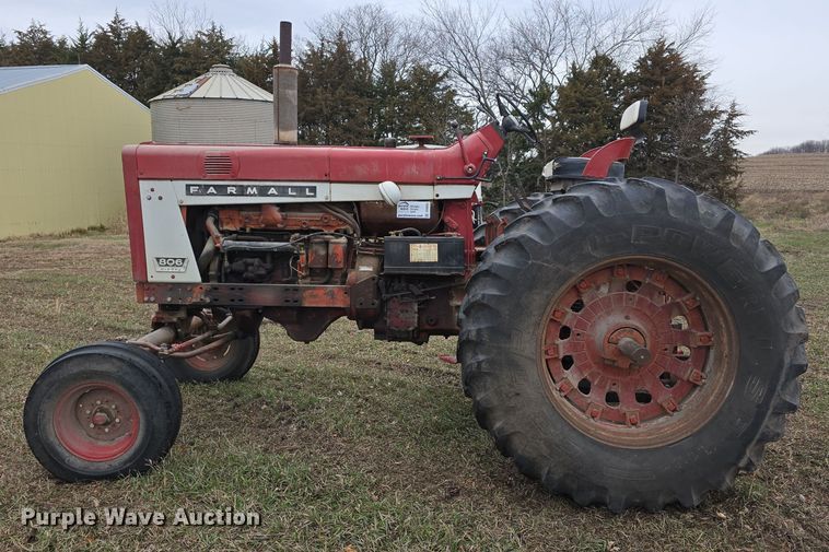 image for item DV0082 1967 International Harvester F806 D tractor