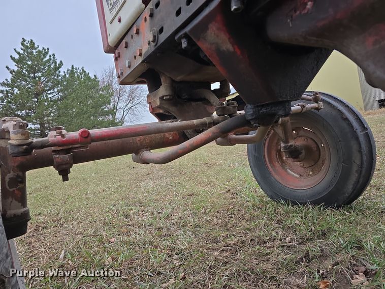 image for item DV0082 1967 International Harvester F806 D tractor