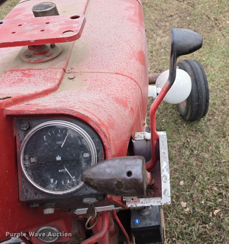 image for item DV0082 1967 International Harvester F806 D tractor