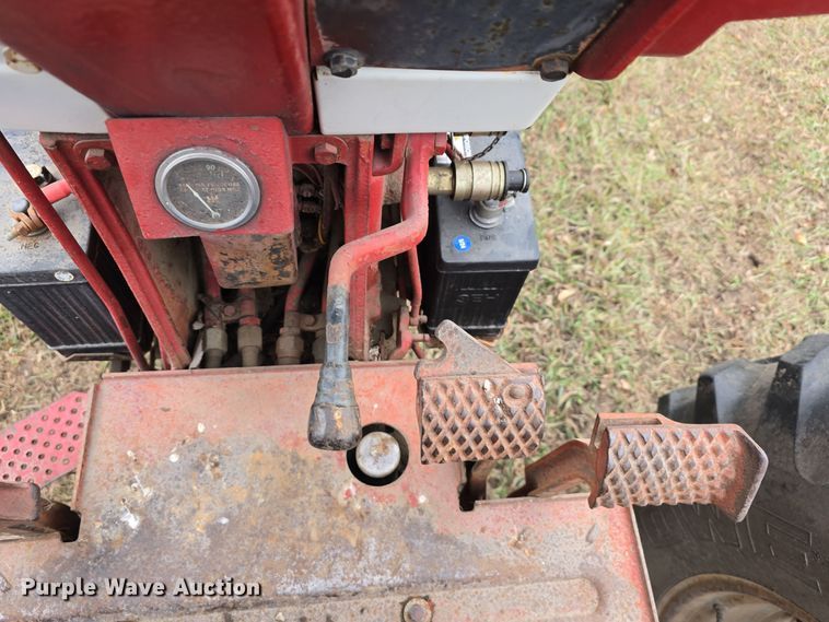 image for item DV0082 1967 International Harvester F806 D tractor
