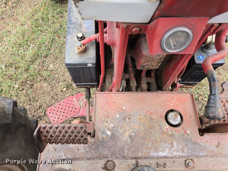 image for item DV0082 1967 International Harvester F806 D tractor