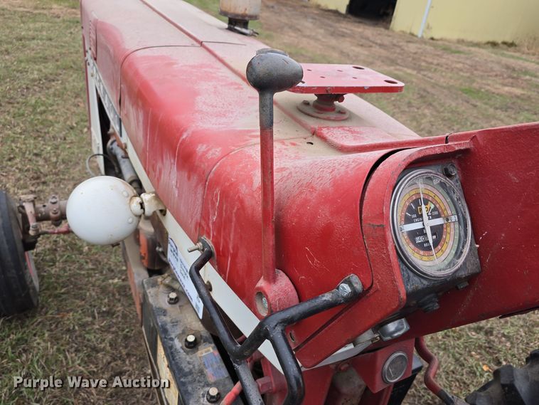 image for item DV0082 1967 International Harvester F806 D tractor