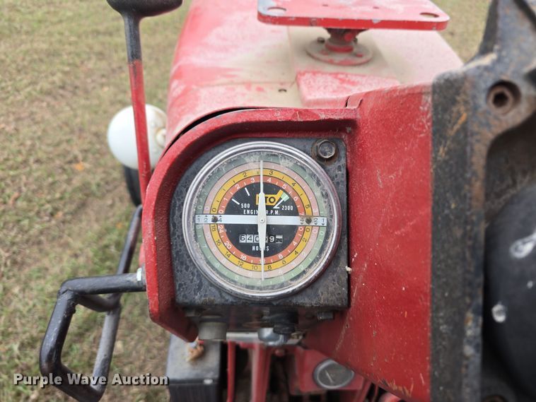 image for item DV0082 1967 International Harvester F806 D tractor