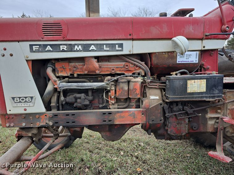 image for item DV0082 1967 International Harvester F806 D tractor
