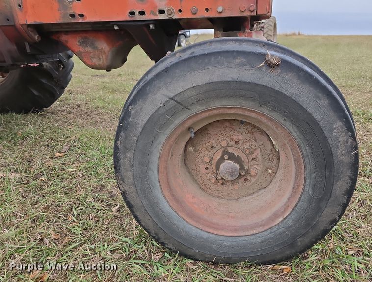 image for item DV0082 1967 International Harvester F806 D tractor