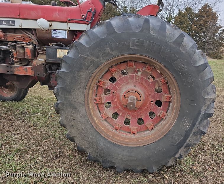 image for item DV0082 1967 International Harvester F806 D tractor