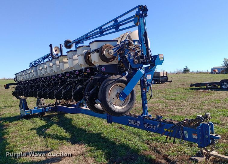 image for item DW0929 2005 Kinze  3600 planter