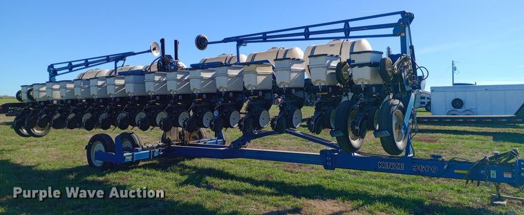 image for item DW0929 2005 Kinze  3600 planter