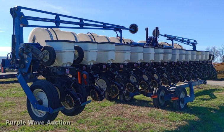 image for item DW0929 2005 Kinze  3600 planter