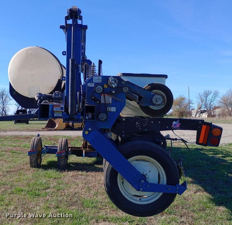 image for item DW0929 2005 Kinze  3600 planter