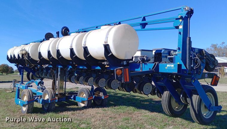 image for item DW0929 2005 Kinze  3600 planter