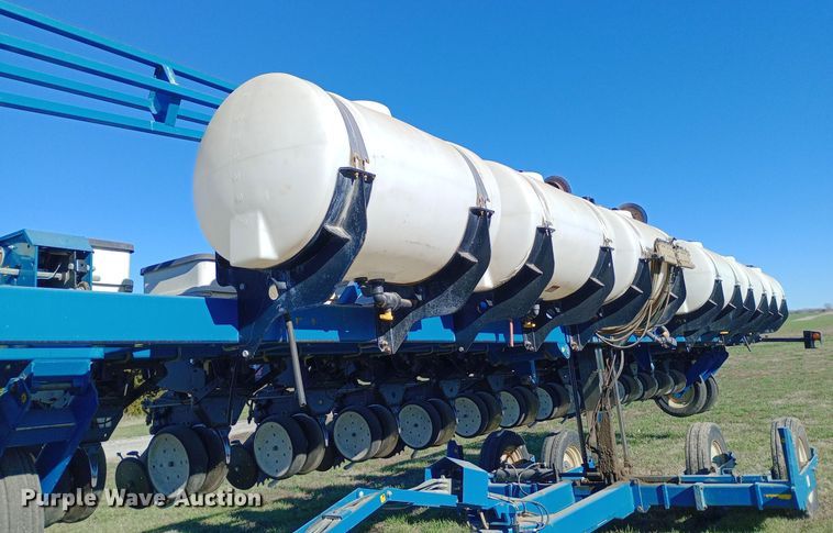 image for item DW0929 2005 Kinze  3600 planter