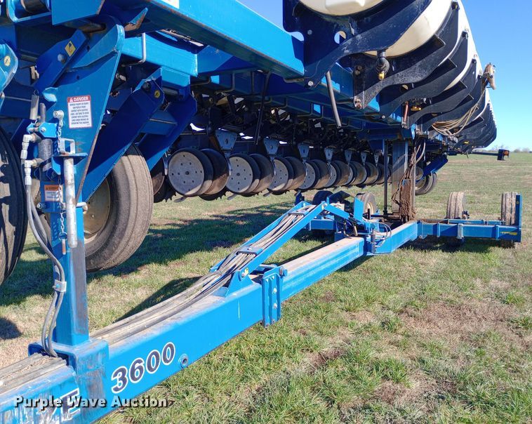 image for item DW0929 2005 Kinze  3600 planter